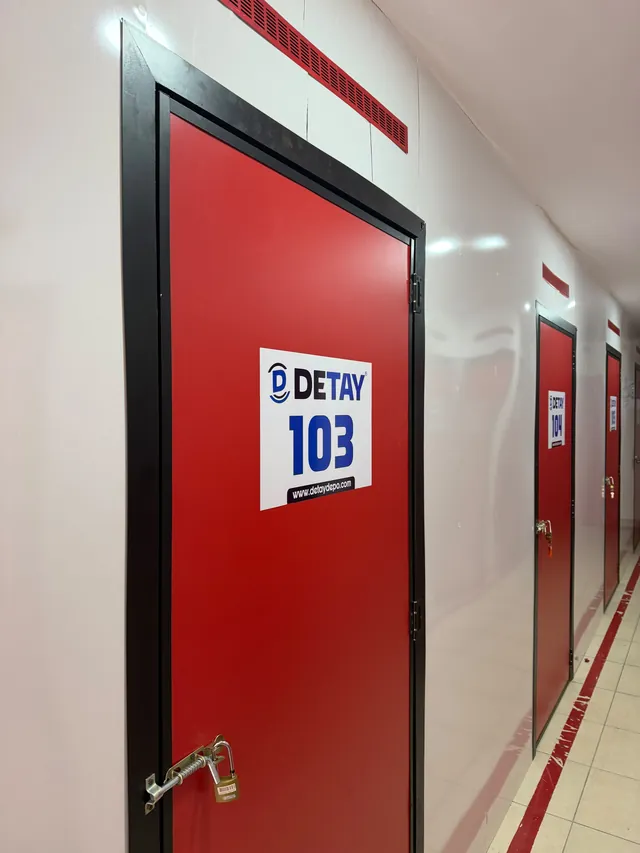 Detay Depo tesisinde 103 numaralı kilitli kırmızı depo bölmesi