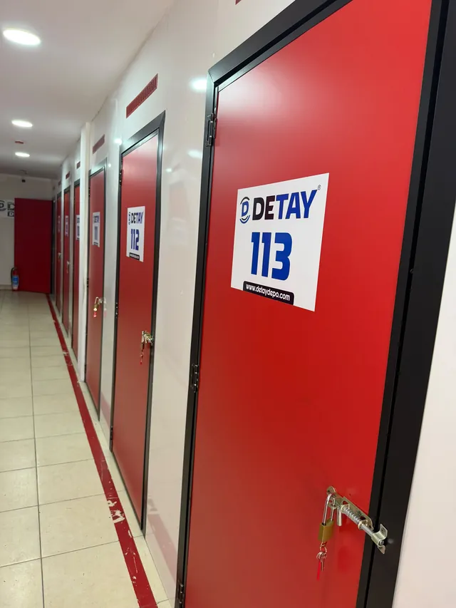 Detay Depo koridorunda 113 numaralı kişiye özel depo kapısı