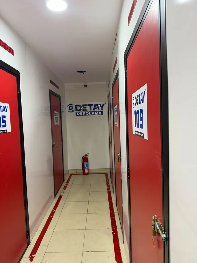 Kırmızı kilitli kapılardan oluşan gerçek Detay Depo koridoru