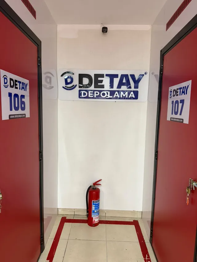Detay Depolama tabelası ve numaralı bireysel depo kapıları