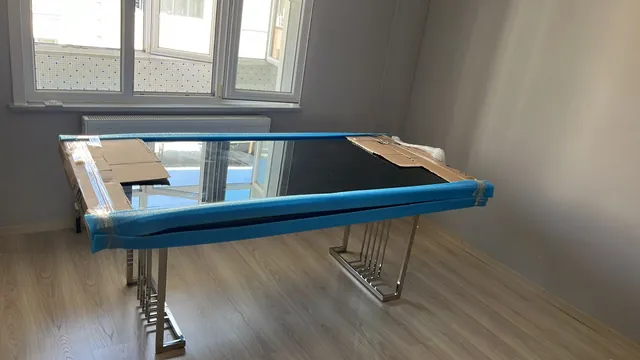 Müşteri evinde koruyucu malzemeyle hazırlanan cam yüzeyli mobilya