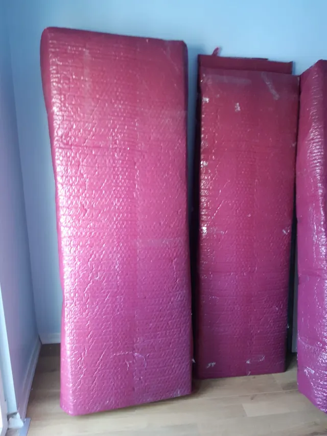 Pembe ve kırmızı balonlu koruma malzemesiyle sarılmış paneller