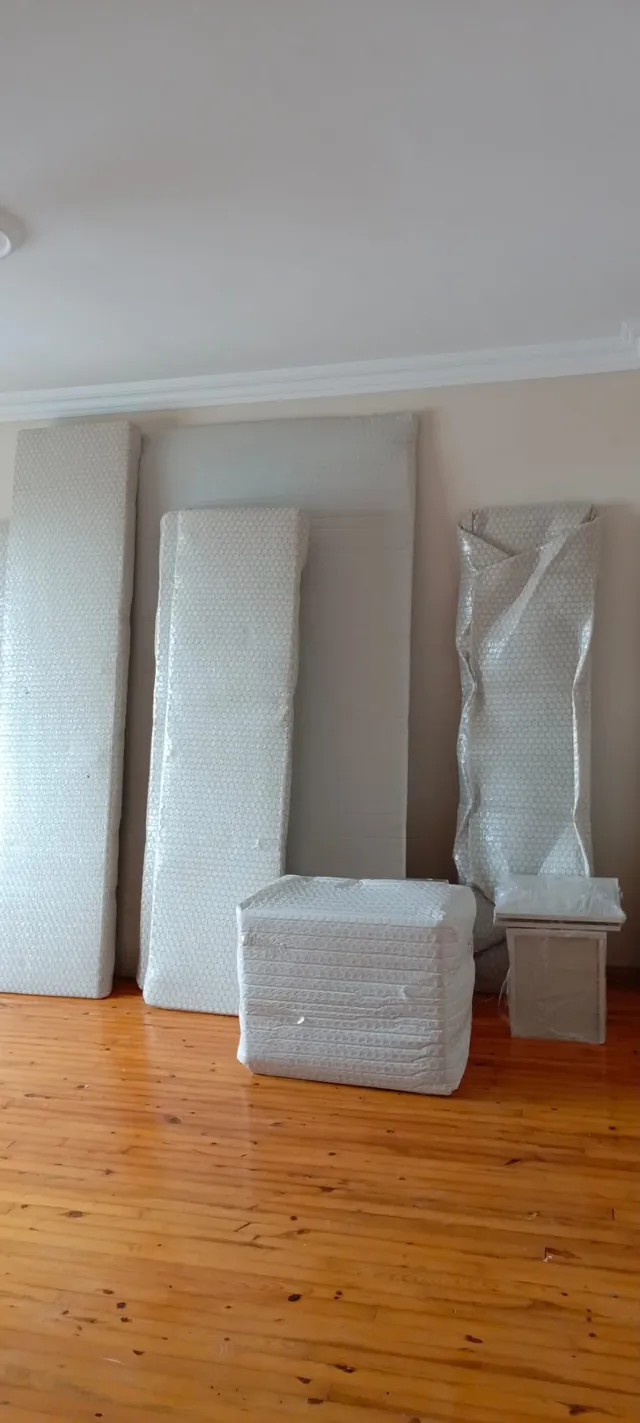 Beyaz balonlu koruyucuyla tek tek sarılan hassas ev eşyaları