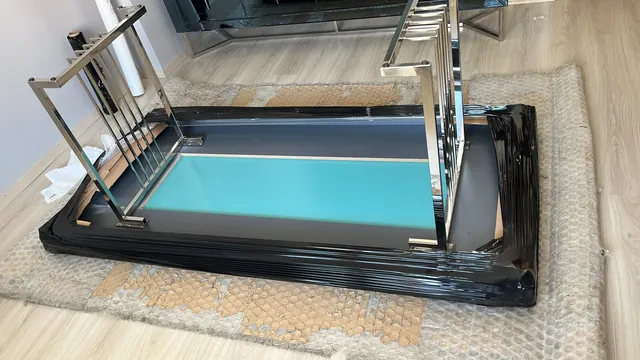 Cam masa parçalarının balonlu örtü üzerinde ayrı ayrı korunması