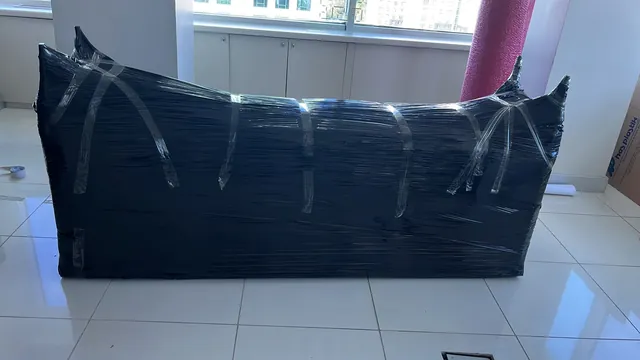 Mobilyanın siyah streç filmle çok katmanlı biçimde sarılması